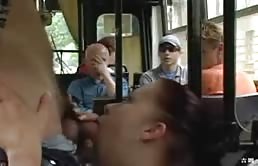 La fidanzata gli succhia il cazzo sul autobus